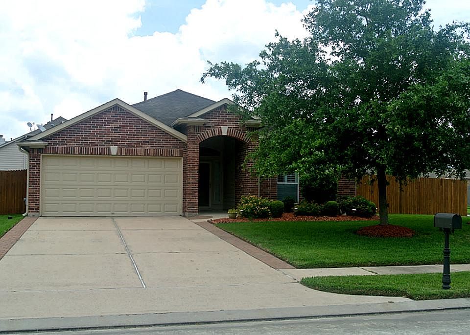 1st image of 402 Magnolia Estates Dr