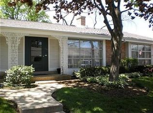 714 Carriage Hill Dr, Glenview, IL 60025