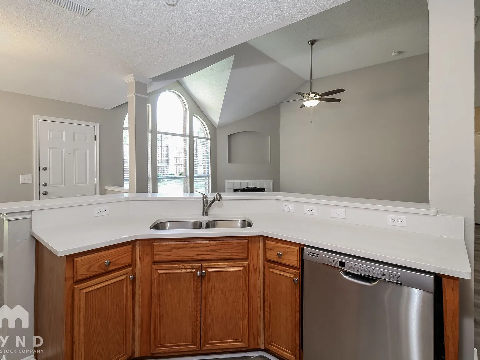 4 bed, 2.0 bath, 2069 sqft, $2,495 — Photo 3