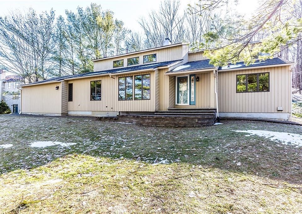 Beautiful home on quiet lot - sun fills the house!