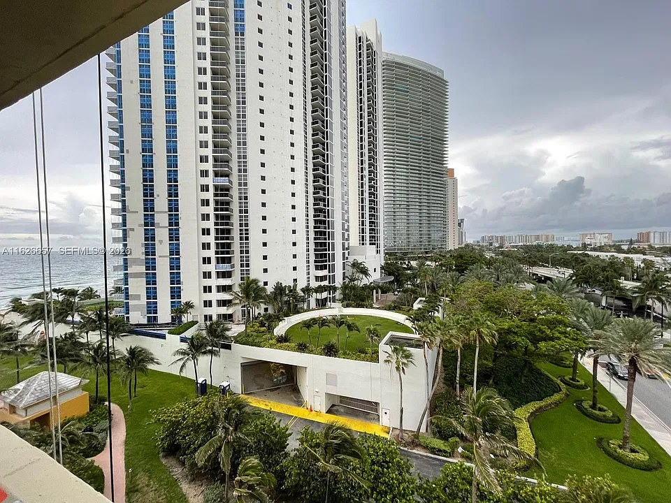 19201 Collins Ave #640