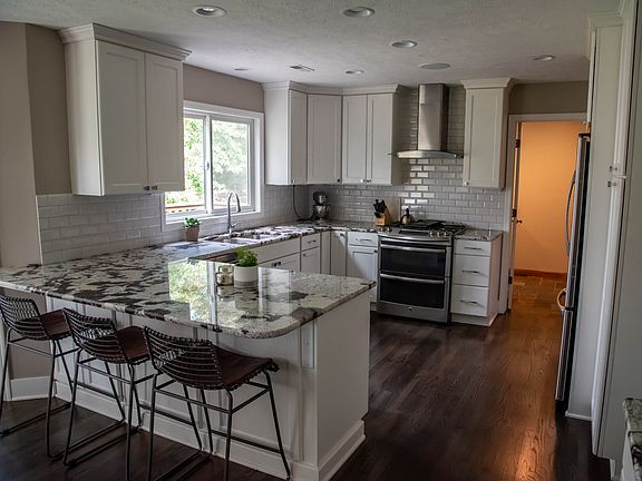 3rd image of 428 S 160th St