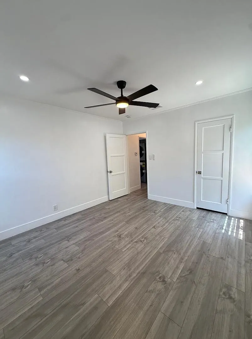10112 S 8th Ave - 10112 3/4 — Photo 3