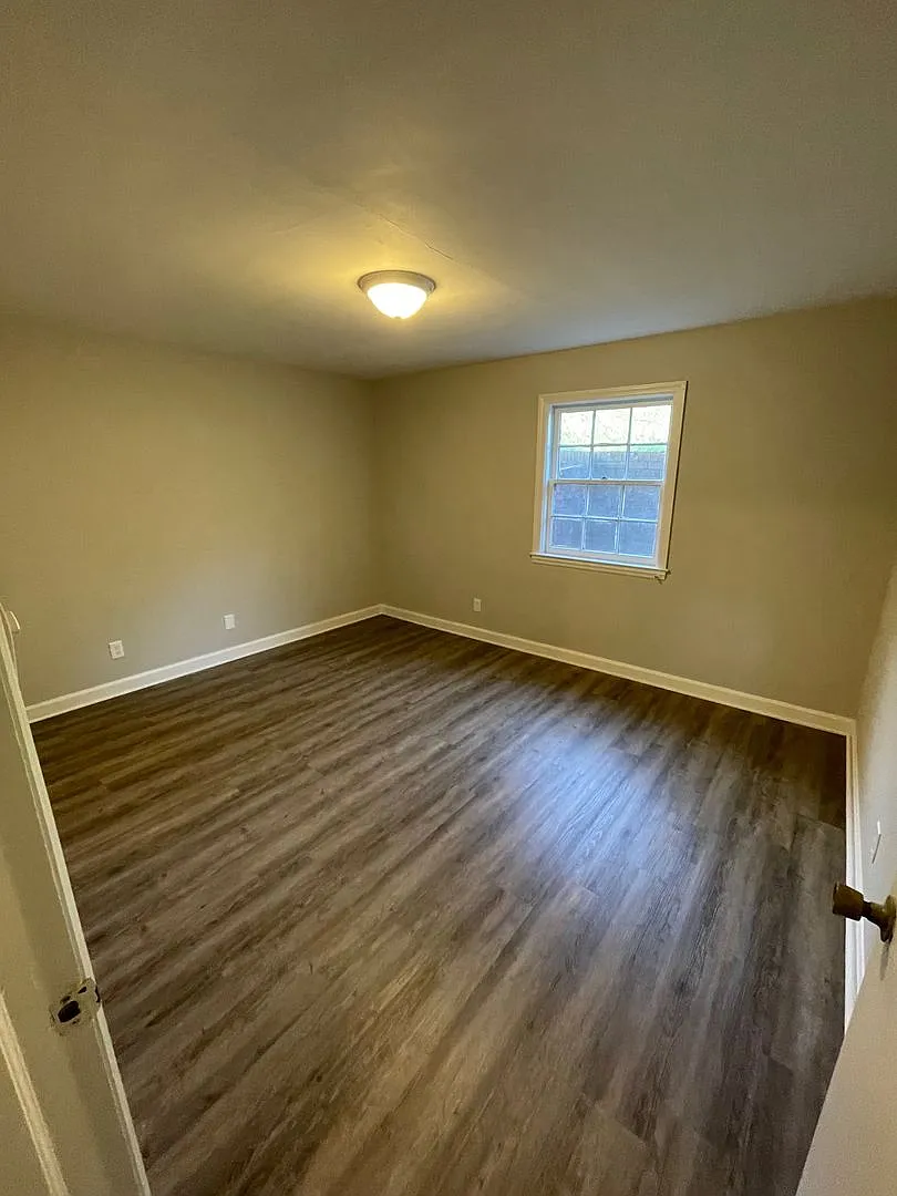 Jamestowne Apartments | 1415 Clover Street Apt B-2 — Photo 4