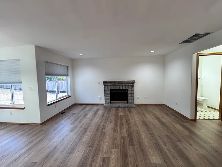 4631 NE 7th Pl — Photo 9