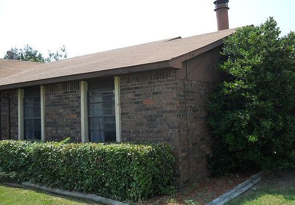 2nd image of 1900 Baywood Ln