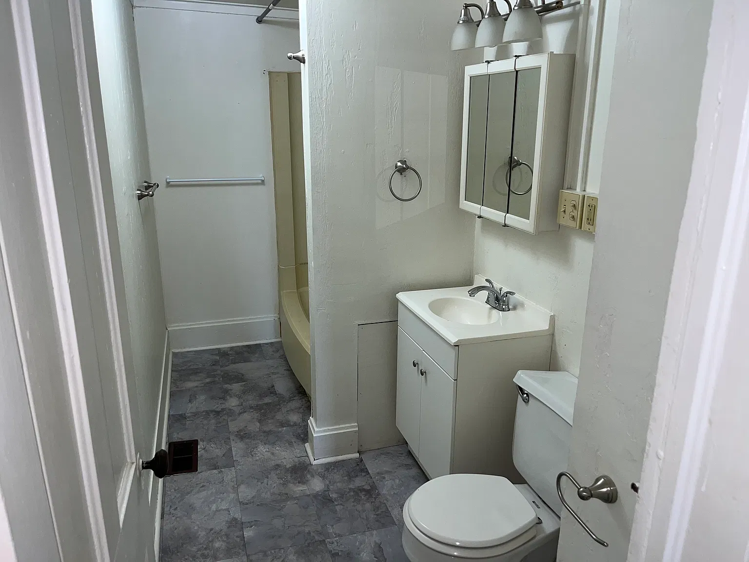 3 bed, 1000 sqft, $1,200 — Photo 2