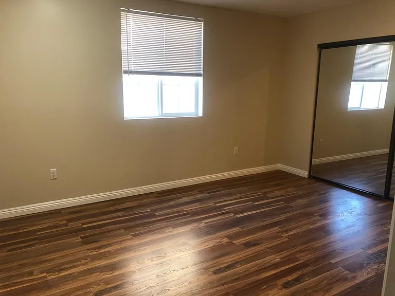 16429 Victory Blvd — Photo 20
