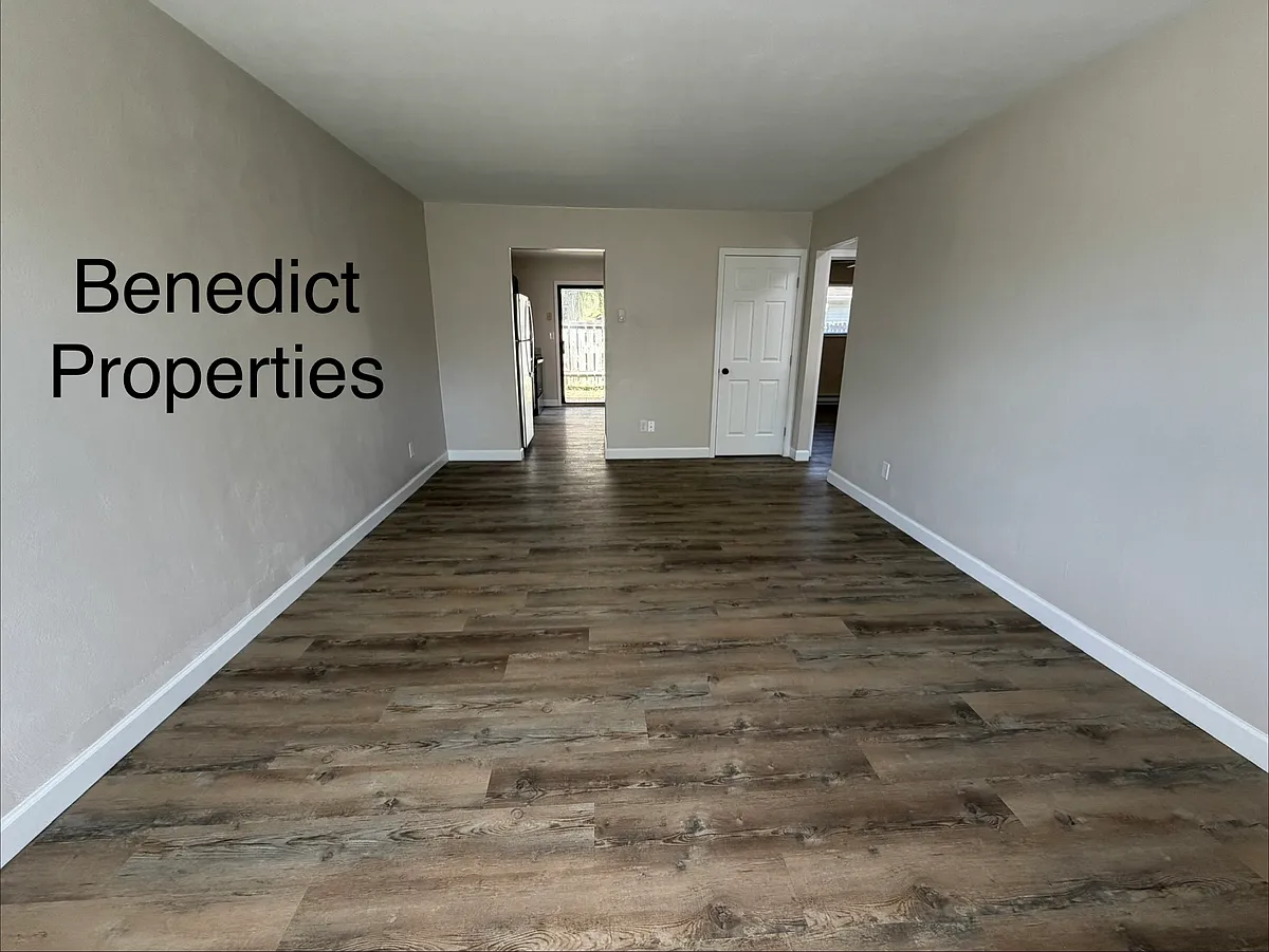 Building Photo - 31 E Maple St #31
