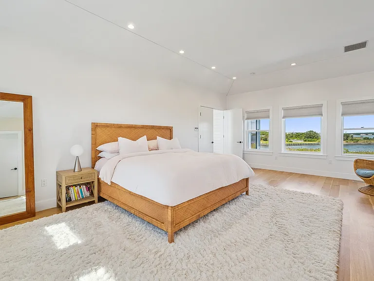 102 Dune Rd — Photo 16