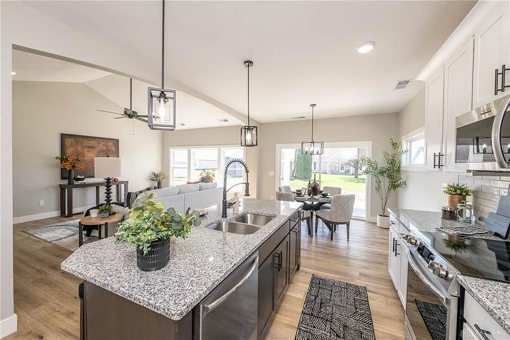 3 bed, 2.0 bath, $2,400 — Photo 4