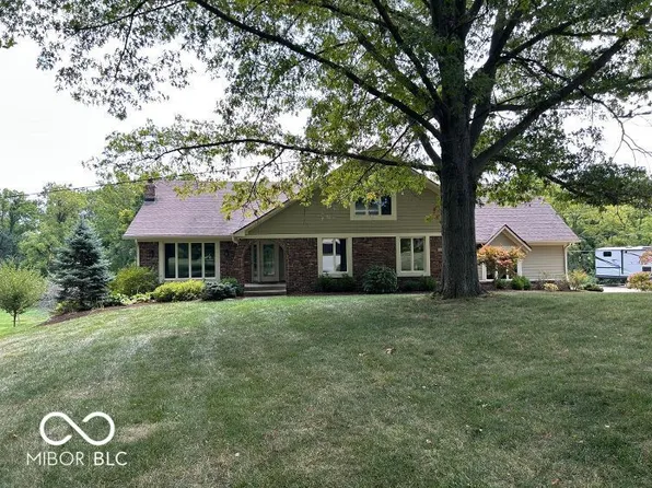 3693 Woodland Streams Dr, Greenwood, IN 46143