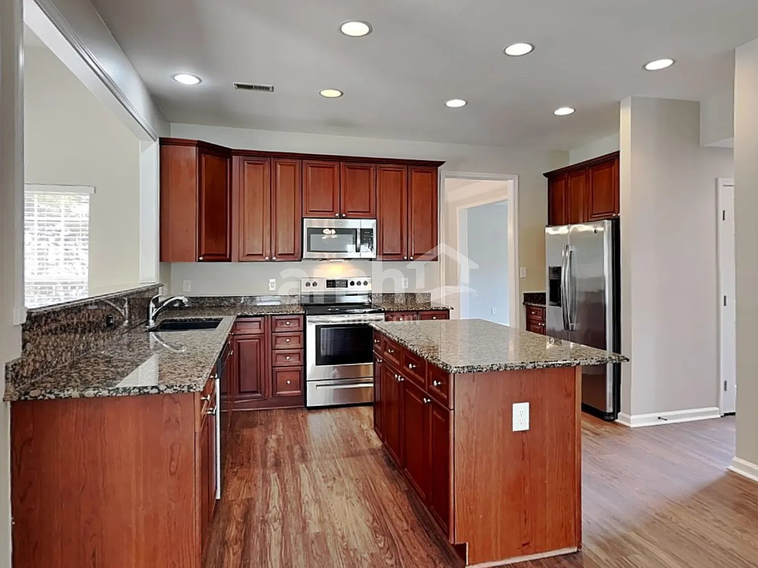 5 bed, 2.5 bath, 3386 sqft, $3,305 — Photo 3