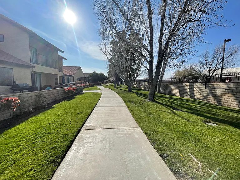 19230 Elm Dr — Photo 25