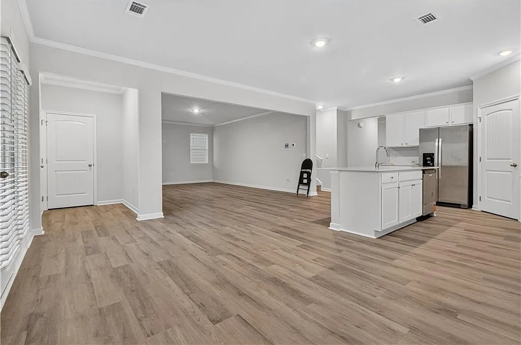 5 bed, 3.0 bath, 2758 sqft, $2,450 — Photo 4