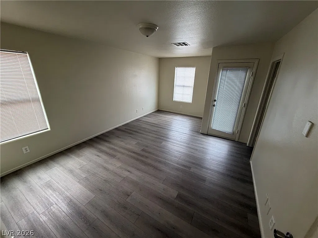 3 bed, 2.5 bath, 1421 sqft, $1,884 — Photo 2