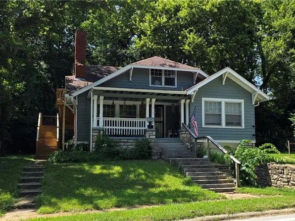816 East St, Parkville, MO 64152