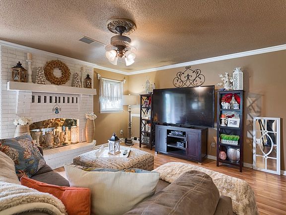 3rd image of 1606 Forrest Ln