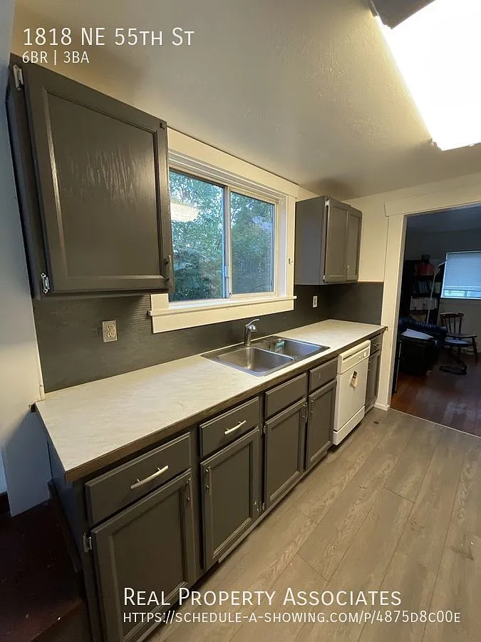 University District Home — Photo 4
