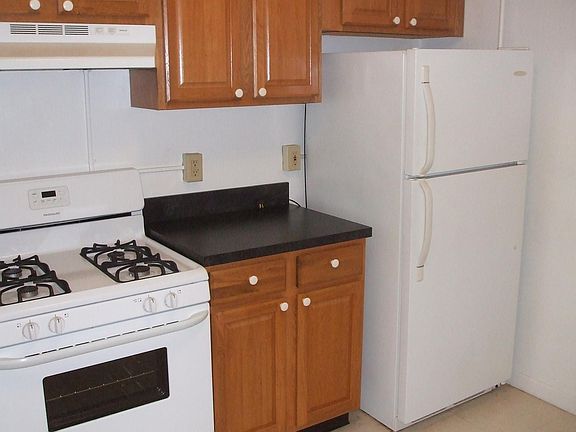Kitchen refrigerator & stove