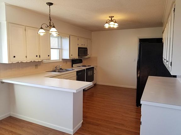 3rd image of 35 Hilltop Dr