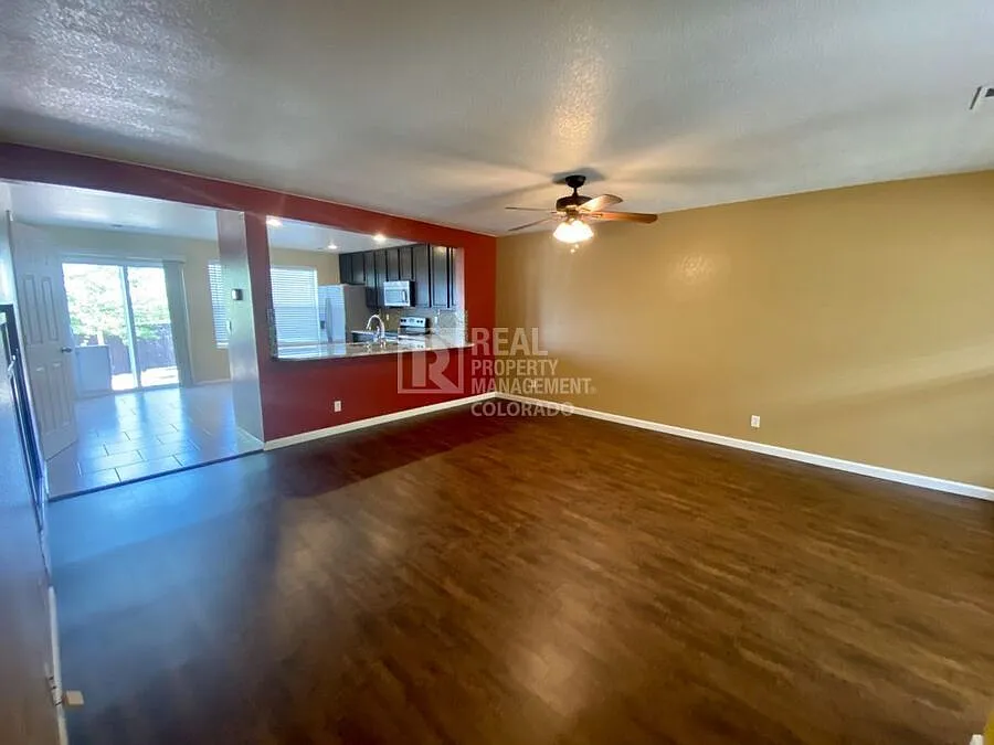 Stunning 3 bedroom, 1.5 bathroom townhome — Photo 4