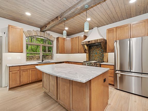 4th image of 1979 Red Oak Ln