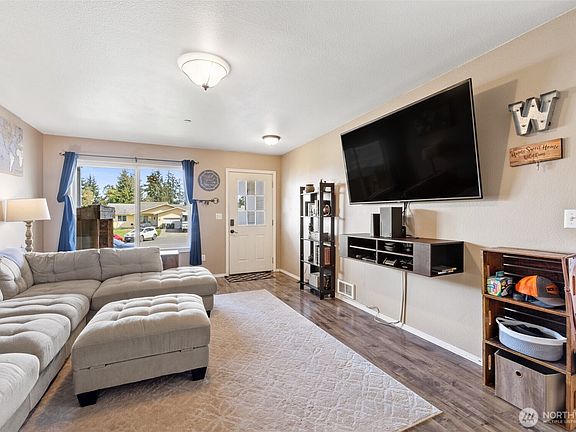 4th image of 2420 Arbutus Lane