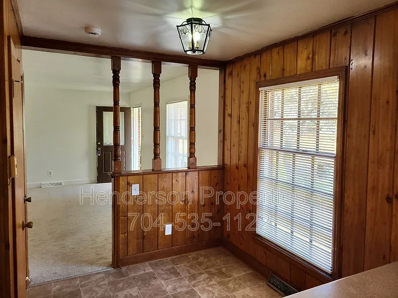 2 bed, 1.0 bath, 900 sqft, $1,200 — Photo 3
