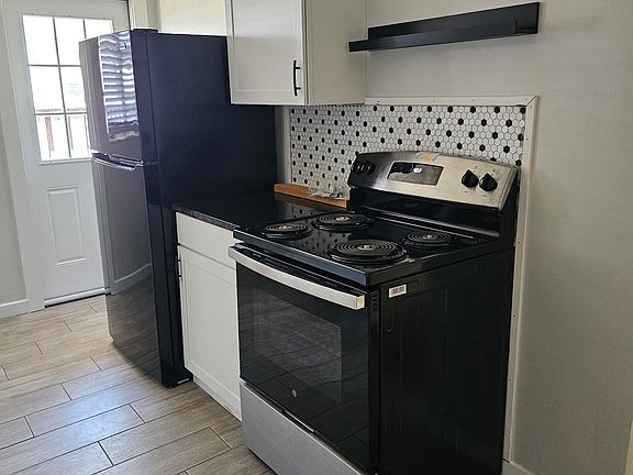 3rd image of 852 22nd Ave N #852