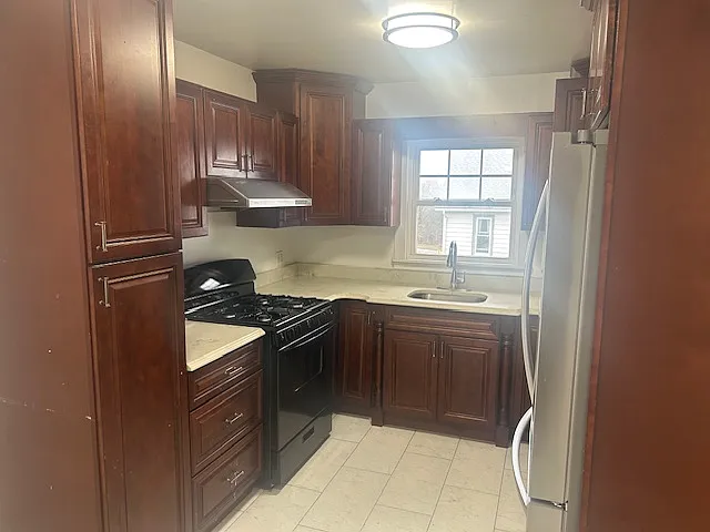 3 bed, 1100 sqft, $3,300 — Photo 3