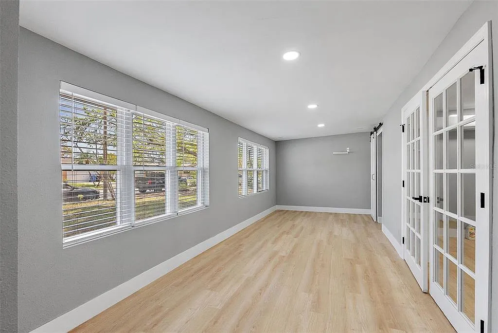 4 bed, 2.0 bath, 2390 sqft, $3,900 — Photo 4