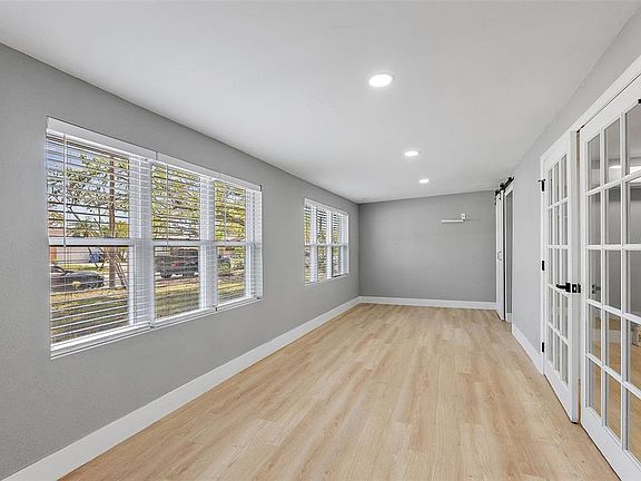 4th image of 3926 HELENA STREET NE