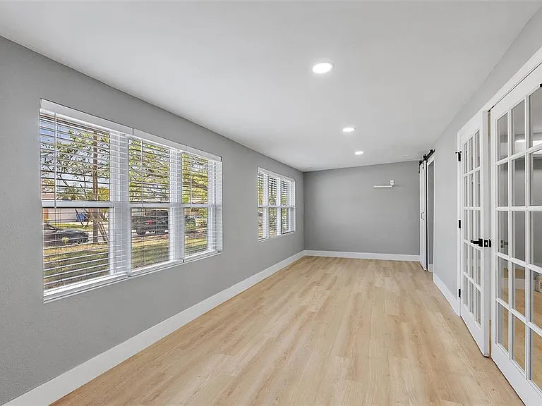 3926 Helena St NE — Photo 4