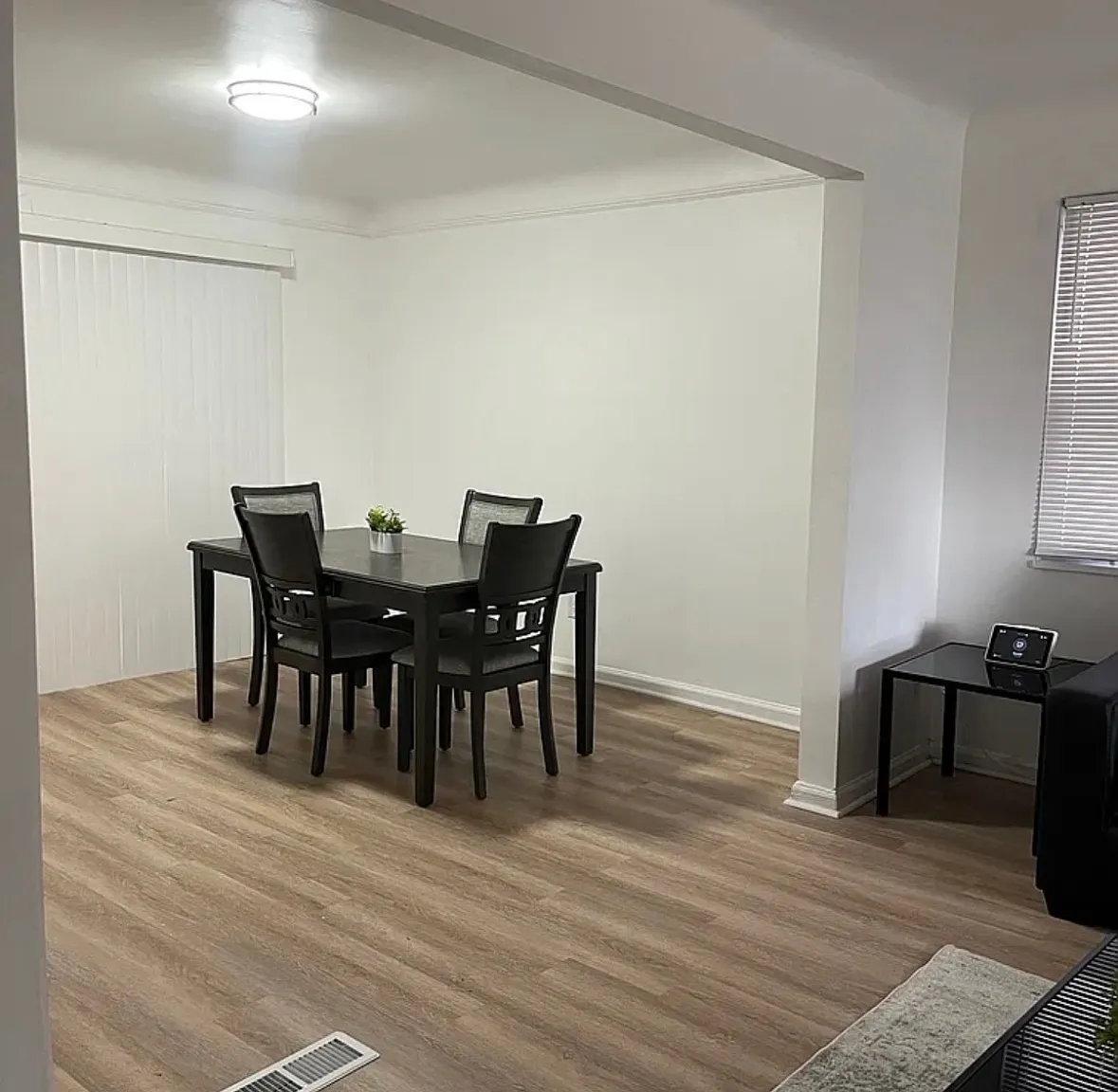 3 bed, 1.5 bath, 978 sqft, $2,000 — Photo 3