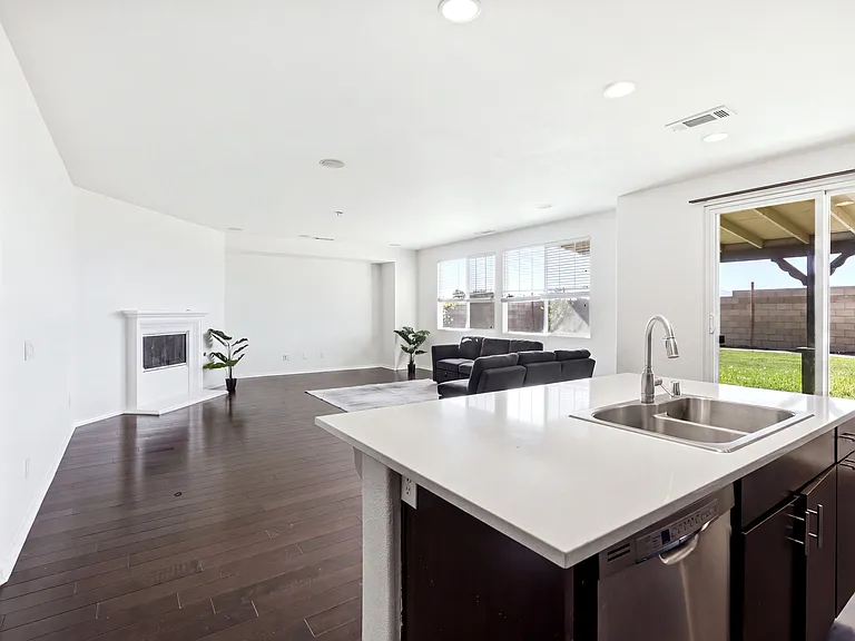 1364 Wellington Dr — Photo 3