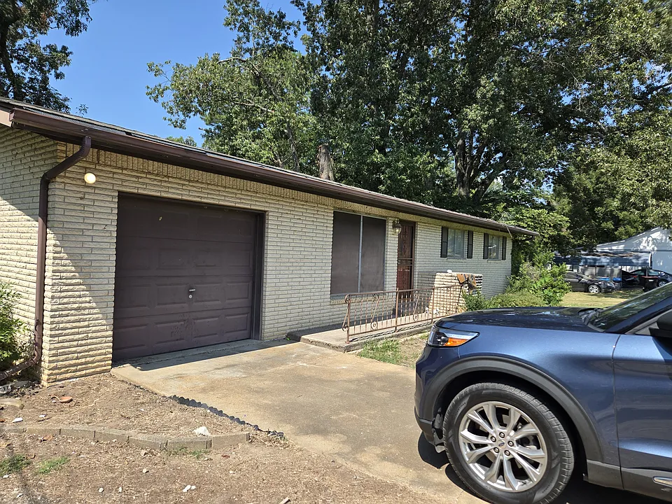 2879 N Central Ave