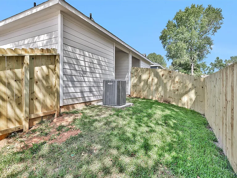 496B Golden St #B — Photo 22