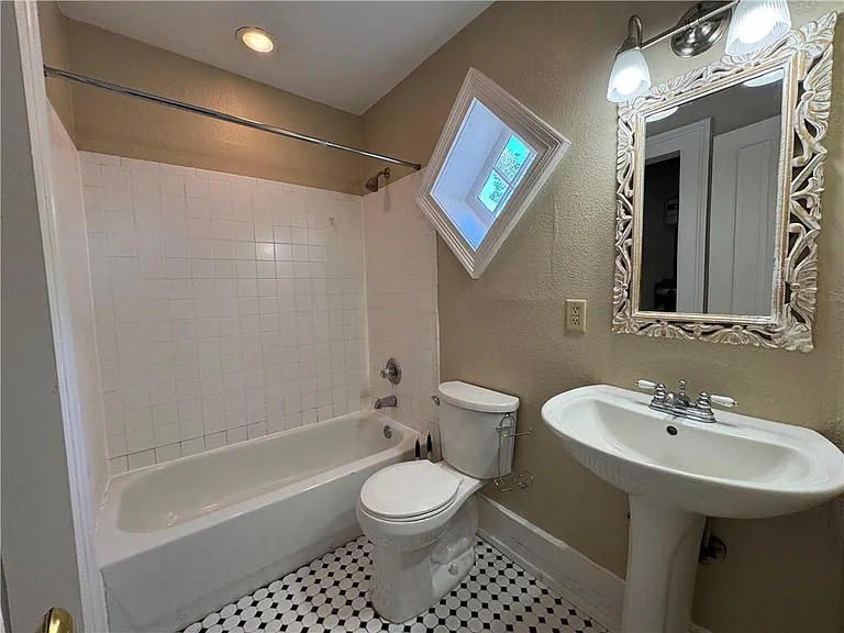 808 Dauphin St #C — Photo 11