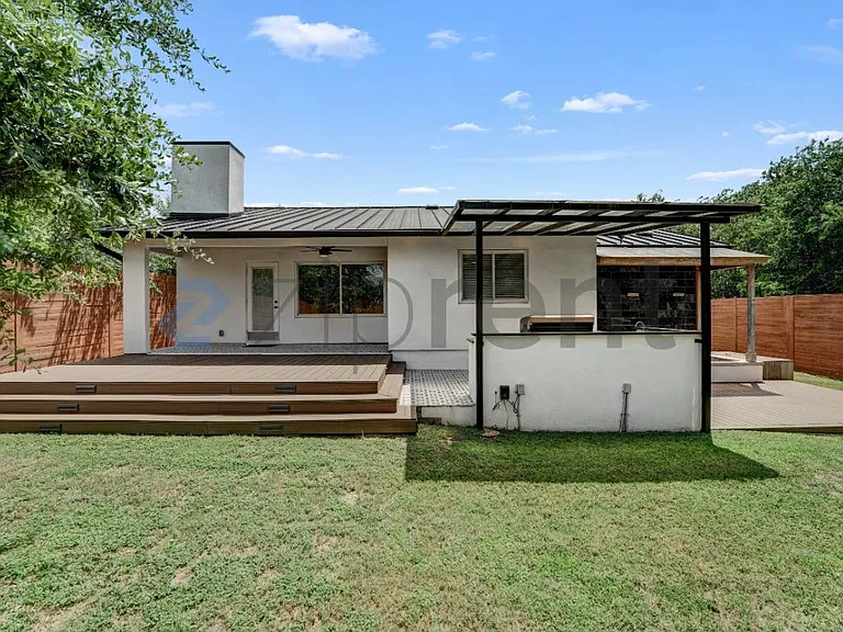3600 Alexandria Dr — Photo 3