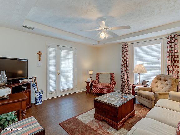 3rd image of 823 Garden Pointe Dr