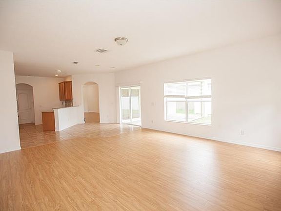 5th image of 2019 Gloria Oak Ct