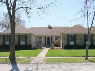 2 Hunters Hill Ct, Chesterfield, MO