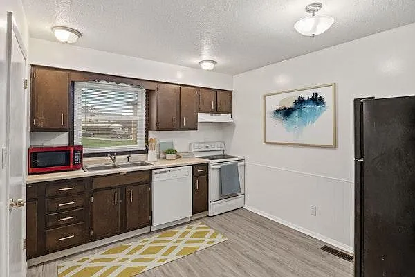 Hollyglen Apartments - Your Next Home in the Heart of Yorktown Schools — Photo 1