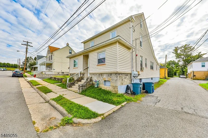 2 bed, 1.0 bath, $1,650 — Photo 2