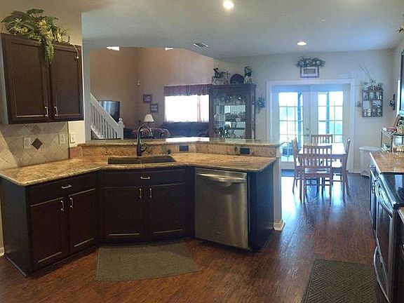 3rd image of 7876 Carriage Pointe Dr