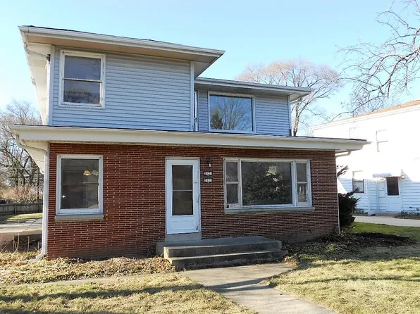 2121 N 106th St, Wauwatosa, WI 53226