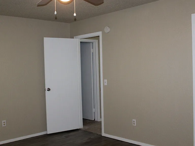 8511 Justin Pl — Photo 4
