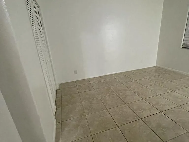 3498 NE 11 Ave — Photo 5