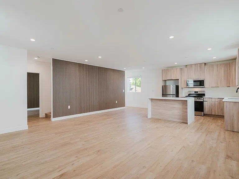 5654 1/2 Cartwright Ave — Photo 7